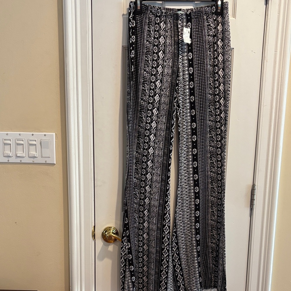 NWT! Black and White Patterned Palazzo Women's Pants.
Size L
